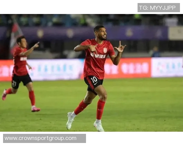 再次被判越位球员精彩长传直入禁区抢射却遭VAR裁判确认无效